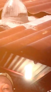 Abonne-toi pour suivre d’autres solutions positives ! @theimpactstory Source : Nations Unies, AFP #bouteilles #plastique #philippines #innovation #invention #secondemain