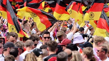 "La vida Loddar": Beeindruckende Bilder vom deutschen Fan-Marsch Richtung Stadion