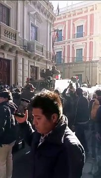 Momento en que tanqueta militar abrió las puertas del Palacio Quemado
