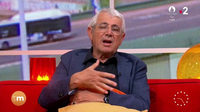 Invité en direct ce sur France 2, Michel Boujenah refuse de rendre l'antenne provoquant la gêne des présentateurs Maya Lauqué et Damien Thévenot : Mais qu'ils repoussent l'émission suivante ! Je sais même pas qui sont les présentateurs ! On s'en fou !