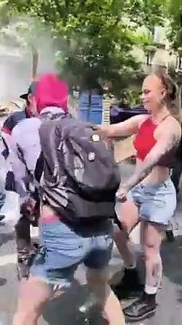 Gay Pride - Incidents à Paris : Mila a été prise à partie et enfarinée aux cris de la jeunesse emmerde le FN - L'influenceur Yohan Pawer, venu lancer une association gay de droite , dégagé