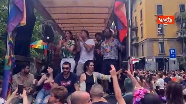 Schlein e Zan ballano «Maracaibo» di Lu Colombo sul carro del Pride di Milano