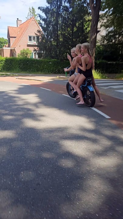 Mevrouwtje op vetbike wordt boos omdat ze in wordt gehaald