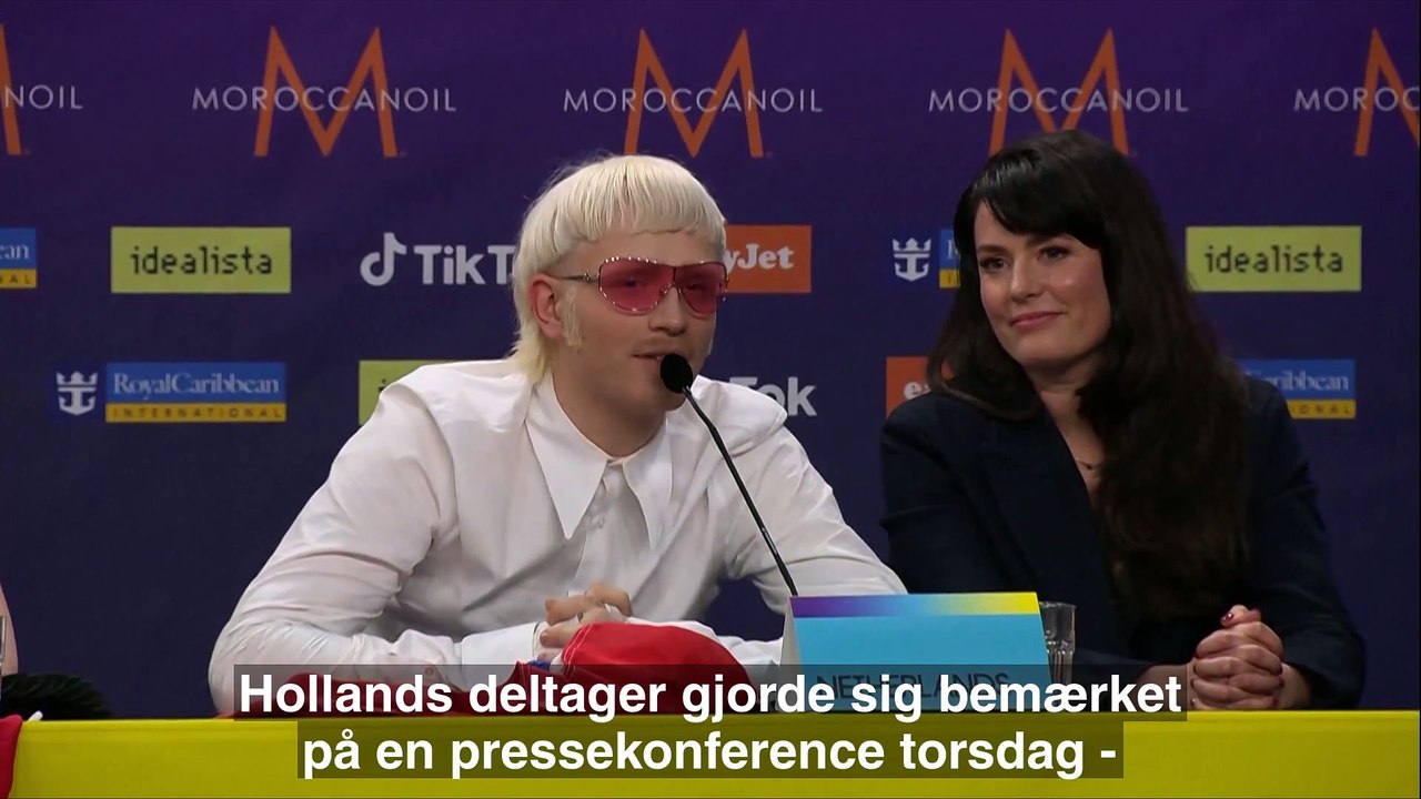 Hollandske Joost Klein dækkede sig også med det hollandske flag ved seancen torsdag, hvor han sad ved siden af Israels finalist |2024| DR