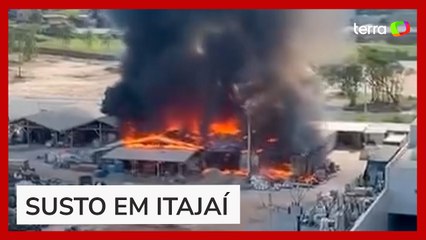 Download Video: Incêndio de grandes proporções atinge depósito de obra de condomínio de luxo em Itajaí (SC)