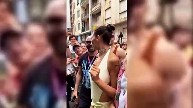 Elodie sfila al Milano Pride, per lei accoglienza super calorosa
