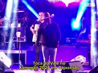 Em noite de casa cheia no Xamegão 2024, cantor beija Zé Aldemir e tece elogio: "ô prefeito arrochado!"