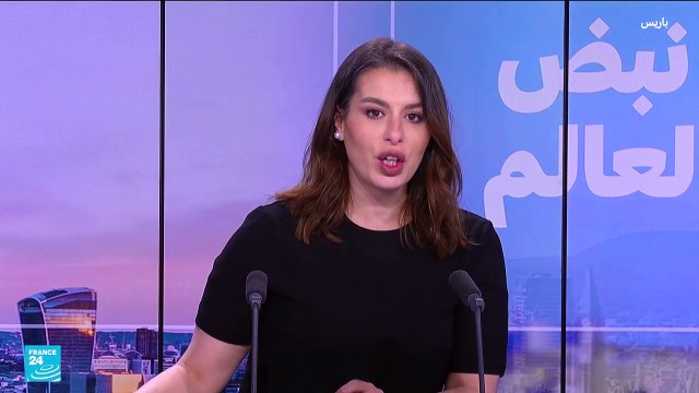 الفنان بانكسي يفاجىء جمهور فرقة موسيقية بإلقاء قارب مطاطي على متنه دمى مهاجرين