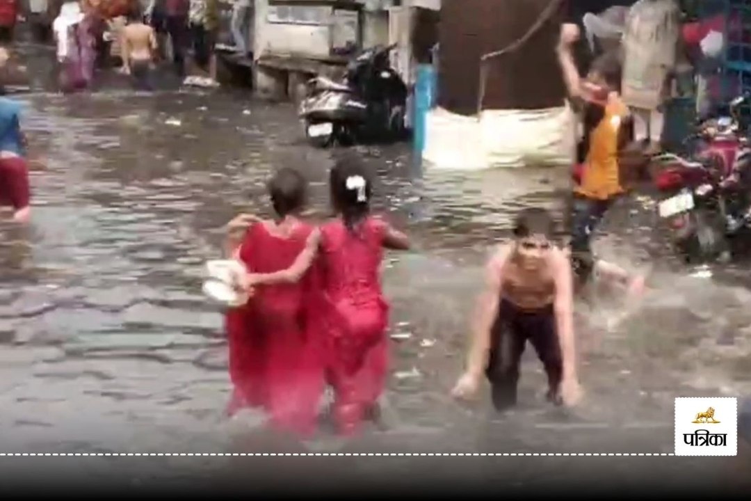 Jhansi News: स्मार्ट सिटी की खुली पोल, सड़क बनी...