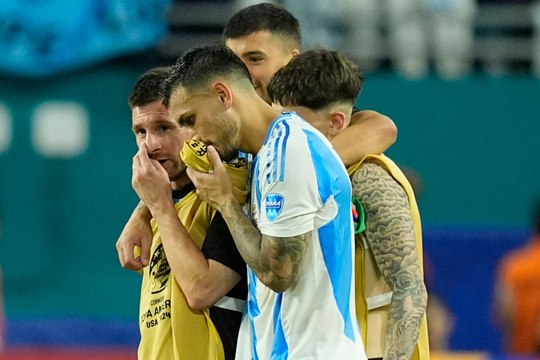 Pese a fallar un penal, Leandro Paredes festeja su cumpleaños