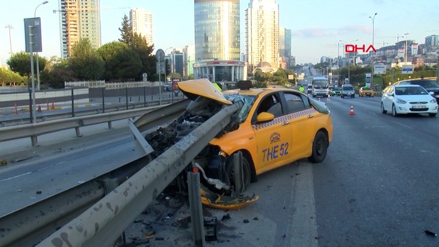 Kartal D-100 Karayolu'nda taksi bariyere saplandı