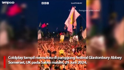 Kejutan Coldplay di Glastonbury, Michael J Fox Ikut Bermain Gitar di Atas Kursi Roda