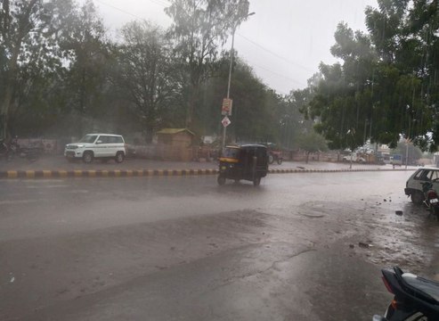 यहां बिजली गर्जन के साथ उमड़-घुमड़ बरसे बदरा