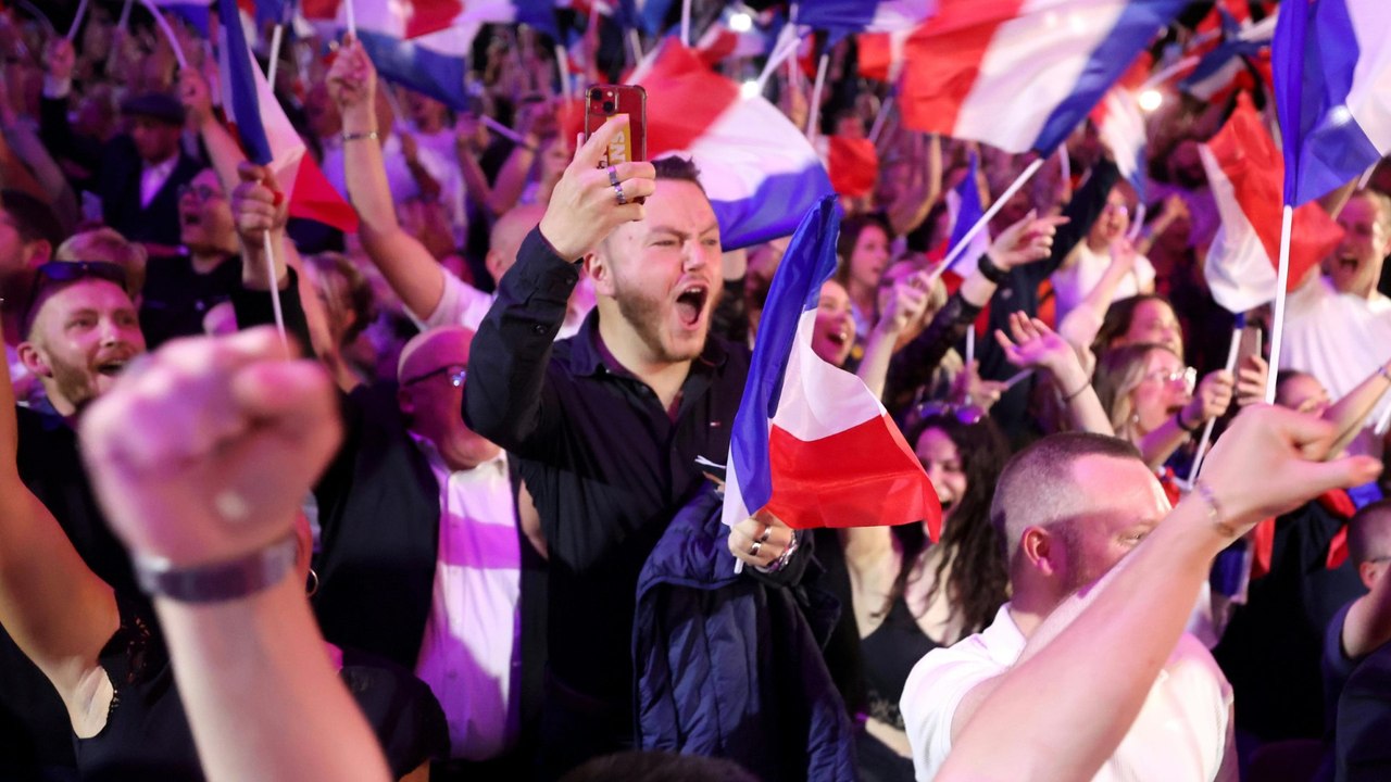 Frankreichs Rechtspopulisten gewinnen erste Wahlrunde