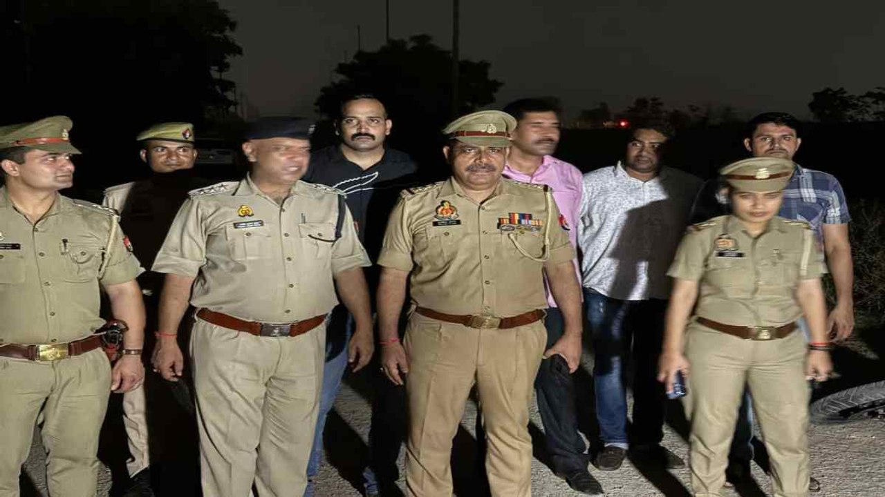 चेकिंग के दौरान दो बाइक सवार बदमाशों से पुलिस की मुठभेड़, एक अपराधी पैर में गोली लगने से घायल तो दूसरा फरार