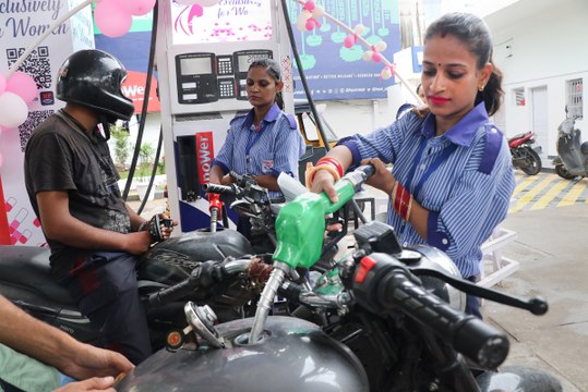 লোকসভা ভোট মিটতেই বাংলায় আচমকা দাম বাড়ল পেট্রল-ডিজেলের! কমল গ্যাসের মূল্য