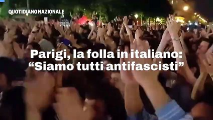 Parigi, la folla in italiano: ?Siamo tutti antifascisti?