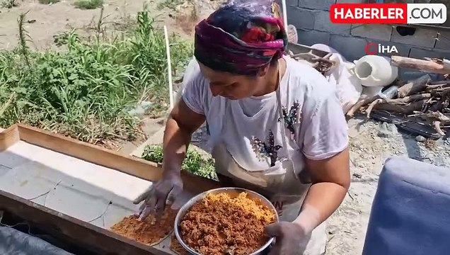 Vefakar çift, kavurucu sıcakta evlatlarını okutabilmek için tandır başında ter döküyor