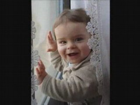 Cache cache derrière les rideaux