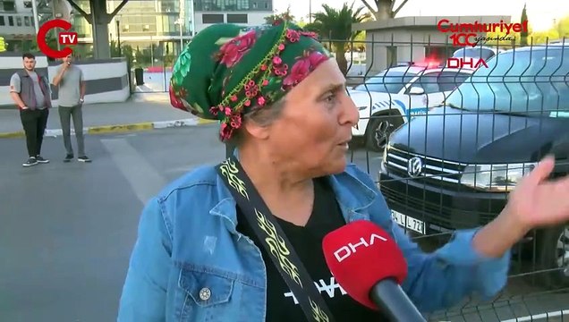 Kartal'da feci kaza... Taksi bariyere saplandı