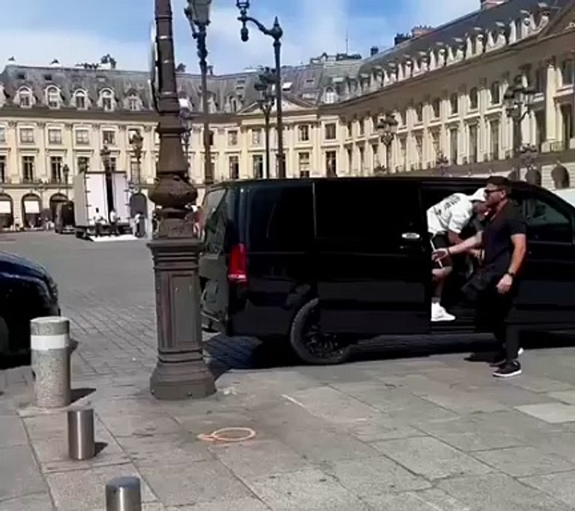 #erlinghaaland pose ses #valises à #Paris …seulement pour les #vacances ou pour gagner la Ligue des Champions #ldc avec un certain #club de la #capitale #française ?