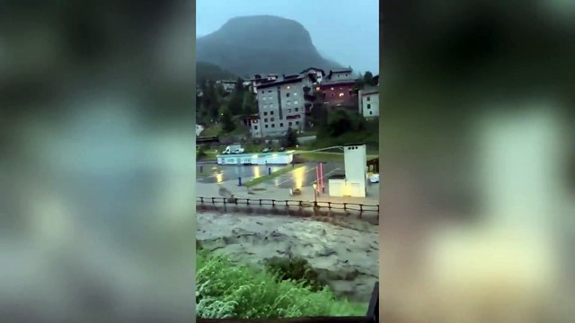 Bomba d'acqua a Cogne, paese isolato e strade allagate