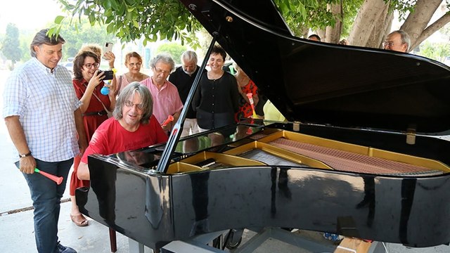Barış için karavanında 2 piyanoyla geziyor