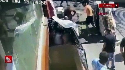 İstanbul Fatih'te kamyondan mal indiren işçilerle otomobil sürücü arasındaki kavga kamerada