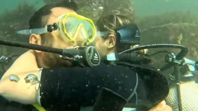 Ordu'da kız arkadaşına su altında evlenme teklifi yaptı