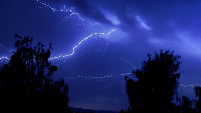 130 000 éclairs, pluies diluviennes, au moins 3 morts... de violents orages ont balayé la France