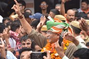कैबिनेट मंत्री बनने के बाद जोधपुर पहुंचे गजेंद्र सिंह शेखावत, JCB से बरसाए गए फूल, देखें VIDEO