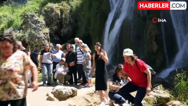 Sıcaktan kaçanlar Girlevik Şelalesi'nde serinliyor