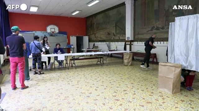 Aperti i seggi in Francia per il primo turno delle legislative