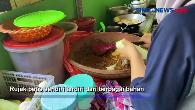 Menyantap Rujak Petis Khas Tuban sambil Menikmati Keindahan Air Terjun Putri Nglirip