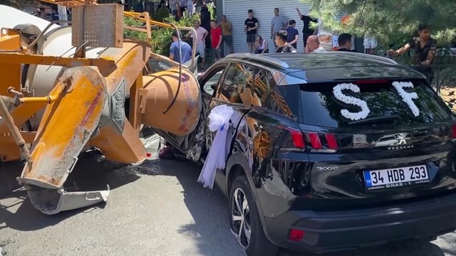 Beton mikseri gelin arabasının üzerine devrildi: 1 ölü