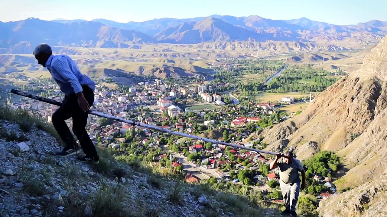 Sitare Dağı'nda şehit öğretmenler için asılan bayrak aydınlatıldı