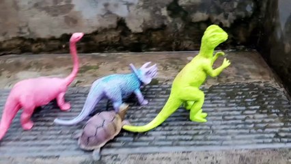 Mainan Anak ❗❗ Berburu Mainan Dinosaurus Anak di Sungai Berlumpur