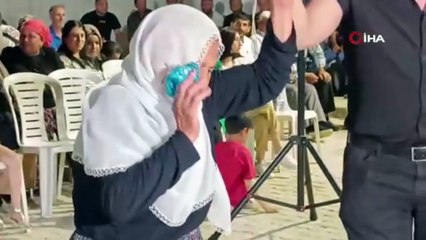 83 yaşındaki Şerife nenenin bitmek bilmeyen enerjisi! 2 saat boyunca halay çekti