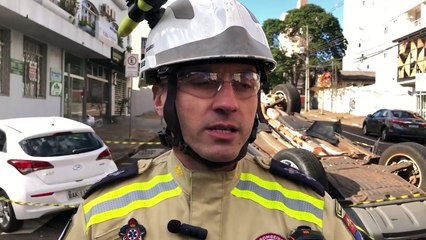 Скачать видео: Colisão seguida de capotamento é registrada no centro de Cascavel