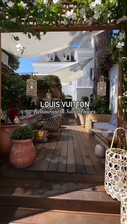 Le restaurant Louis Vuitton à Saint Tropez, c'est une telle ambiance ! Il associe le génie du chef étoilé Arnaud Donckele et du chef pâtissier Maxime Frédéric pour une expérience unique. ✨  @laura.k.la  #petitmauda #guide #adresse #spot #sainttropez #lo
