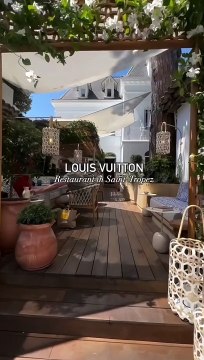 Le restaurant Louis Vuitton à Saint Tropez, c'est une telle ambiance ! Il associe le génie du chef étoilé Arnaud Donckele et du chef pâtissier Maxime Frédéric pour une expérience unique. ✨ @laura.k.la #petitmauda #guide #adresse #spot #sainttropez #lo