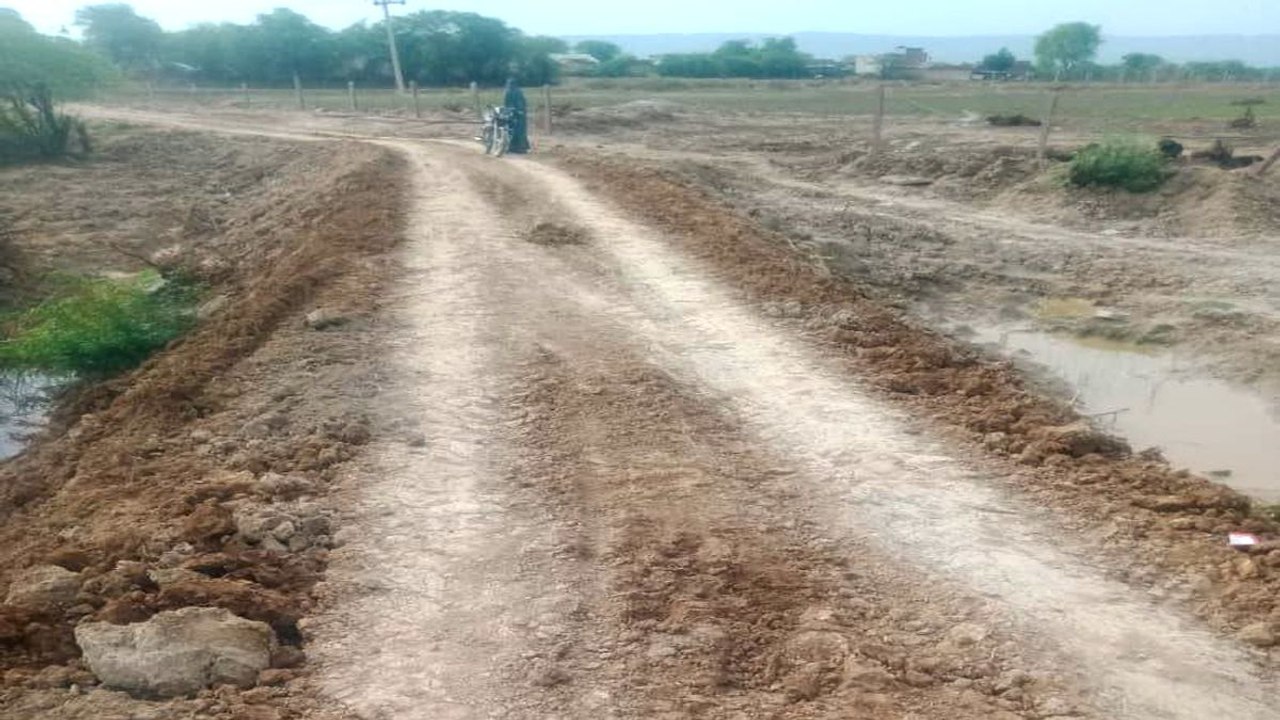 ढाई किमी सड़क के अभाव में लगा रहे दस किमी का चक्कर