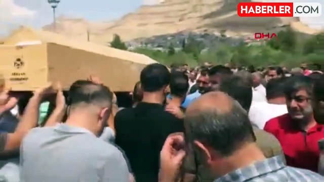 2 Kız Kardeş Yan Yana, 8 Aylık Bebek Annesinin Kucağında Defnedildi
