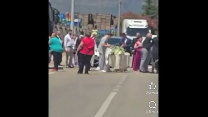 Descargar video: Sarno, banchetto nuziale in mezzo alla strada: traffico paralizzato