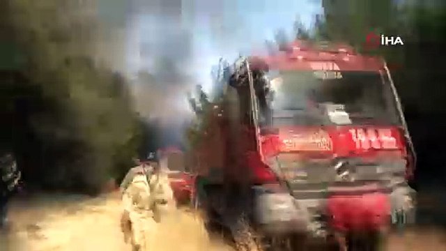 Bursa'da yangına müdahale eden ekipler alevlerin arasında kaldı