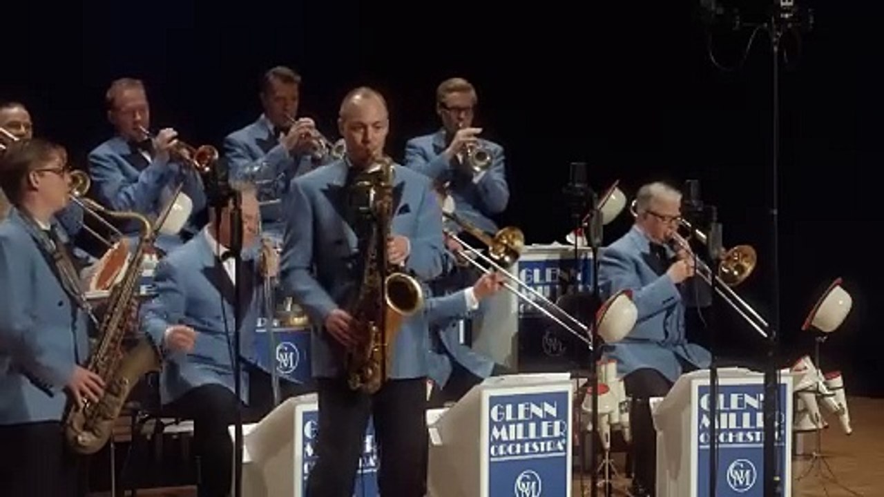 Moonlight Serenade-In The Mood (Live) - The Glenn Miller Orchestra