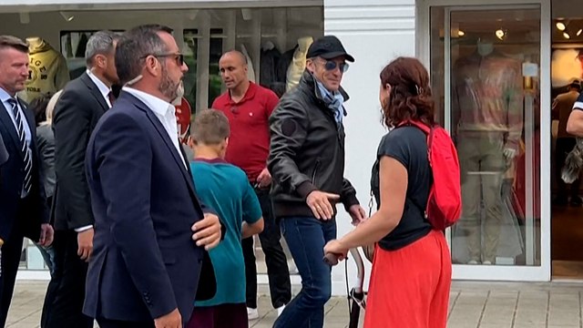 Blouson en cuir, casquette et lunettes de soleil, Macron déambule au Touquet après avoir voté