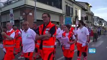 Strage di Viareggio, il corteo silenzioso nel ricordo delle vittime: abbracci e commozione tra i familiari delle vittime