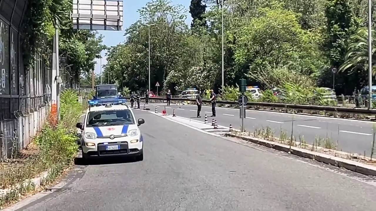Roma, scontro tra moto in via del Foro Italico: i rilievi dei vigili dopo l'incidente mortale