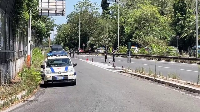 Roma, scontro tra moto in via del Foro Italico: i rilievi dei vigili dopo l'incidente mortale